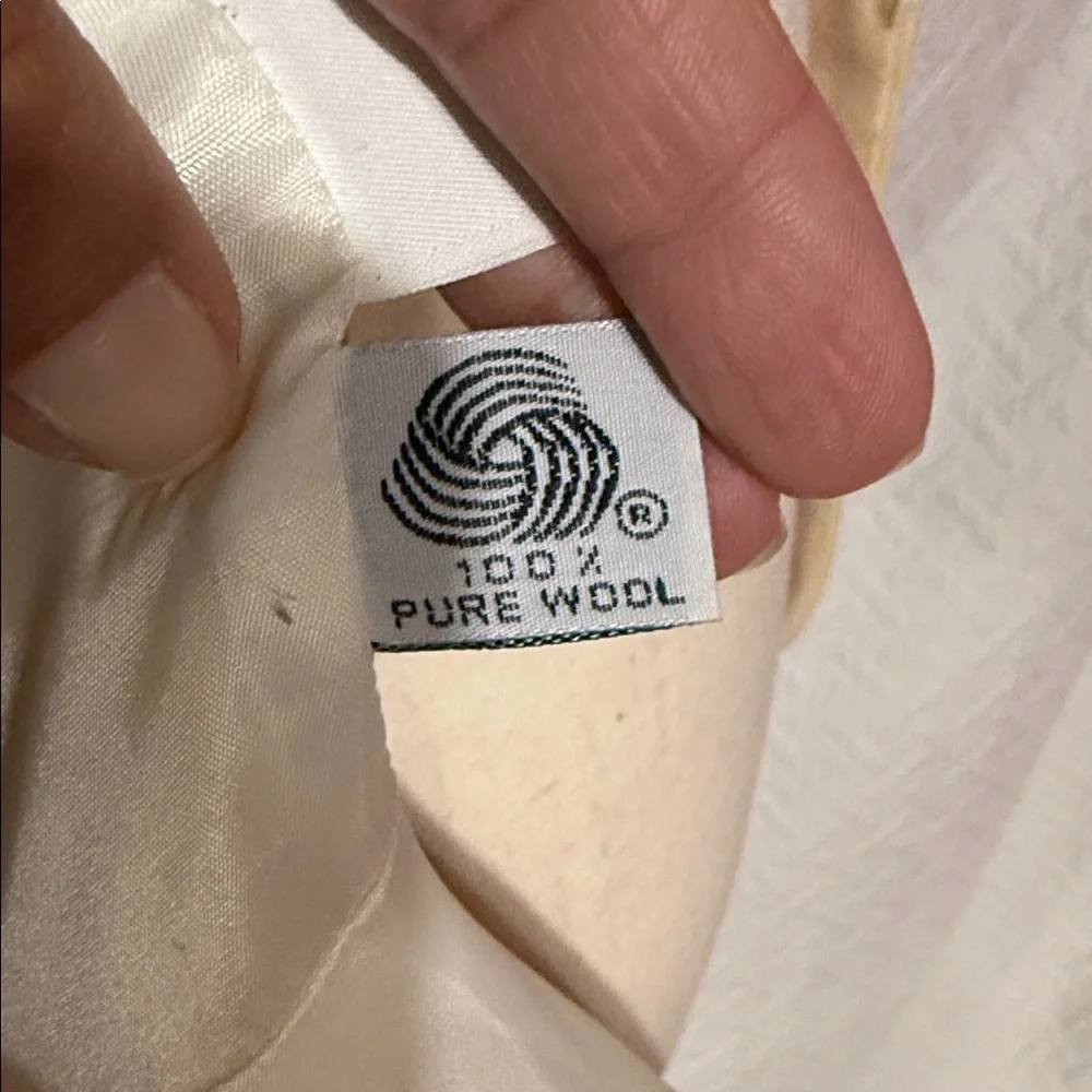 Chic Women's Cream Suit Jacket and skirt - Picture 7 of 7